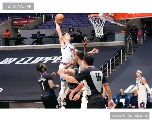 解析篮球进攻空间:如何高效利用场地提升进攻效率 解析篮球进攻空间:如何高效利用场地提升进攻效率