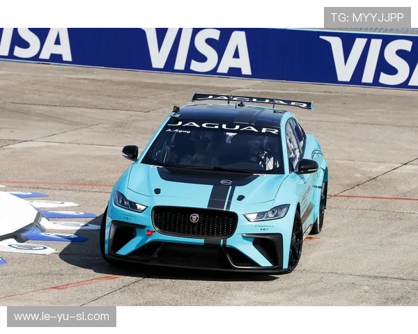 惊险一刻!赛车弯道超车再现惊人逆袭! 惊险一刻!赛车弯道超车再现惊人逆袭!